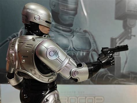 RoboCop - Teknologinen ja yhteiskunnallinen paluu tulevaisuuden Detroittiin!